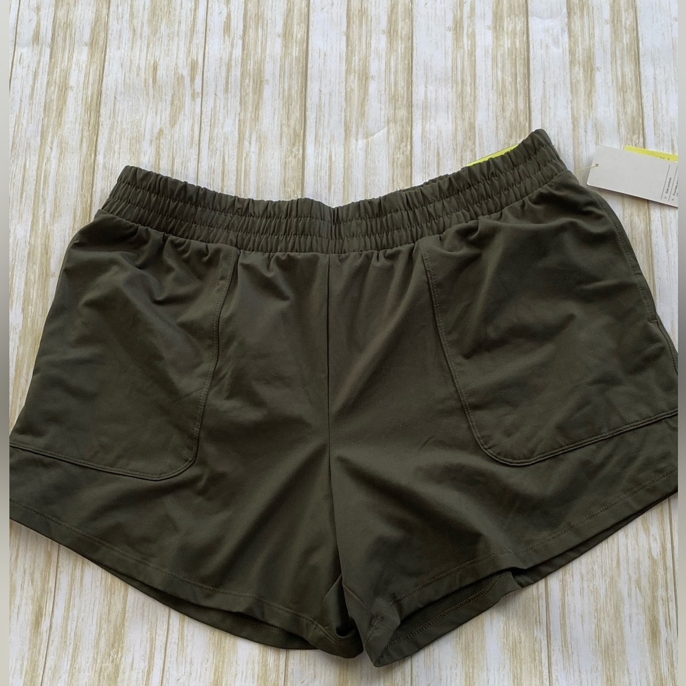 Woman’s pull on athletic shorts size L